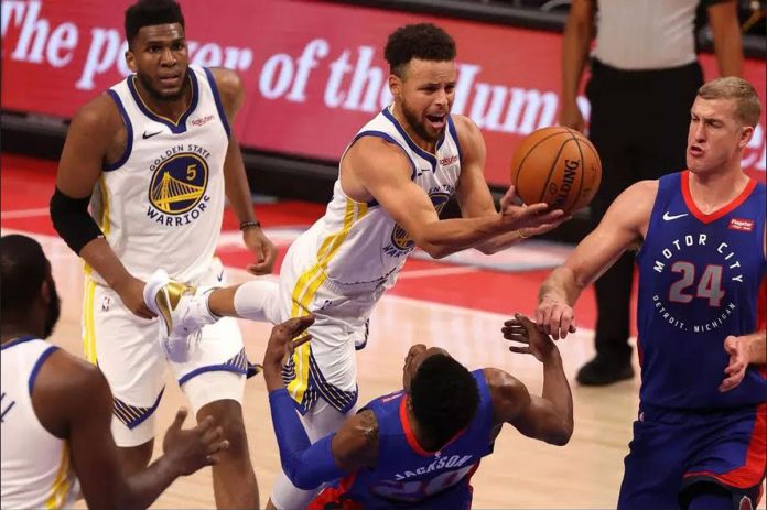 Golden State Warriors’ Stephen Curry attacks the defense of Detroit Pistons’ Josh Jackson for a layup. GREGORY SHAMUS/GETTY IMAGES