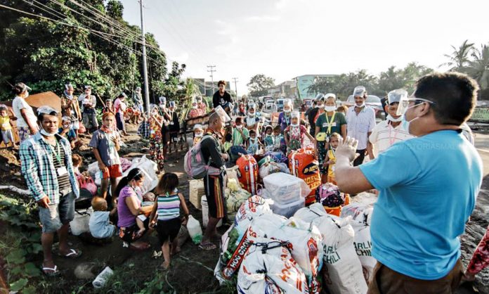 Mayor Francis Frederick Palanca of Victorias City, Negros Occidental instructs Badjaos before they head home to Jolo, Sulu on Dec. 5, 2020. VICTORIAS CITY LGU