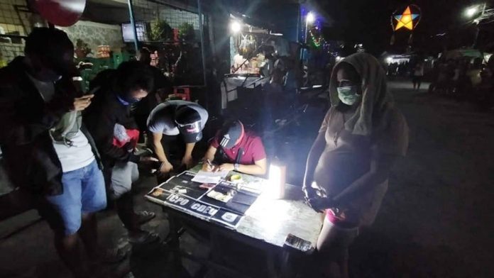 Antidrug operatives conduct an inventory of illegal drugs seized from Lovely Penicilla during an entrapment operation in Barangay Tanza Timawa Zone II, Iloilo City Monday night. IAN PAUL CORDERO/PN