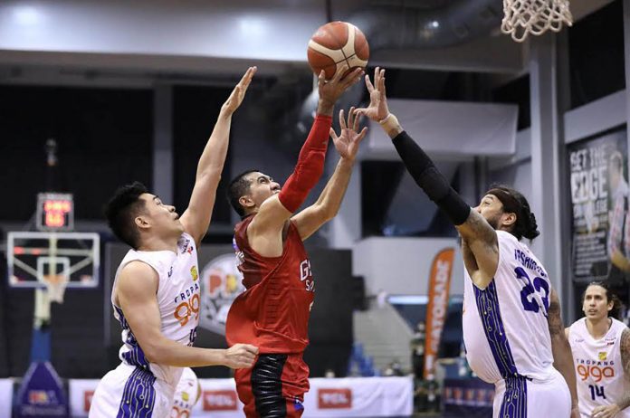 Barangay Ginebra San Miguel Kings’ LA Tenorio goes for a layup while being defended by Bacolodnon Kib Montalbo and Anthony Washington of TNT Tropang Giga. PBA PHOTO