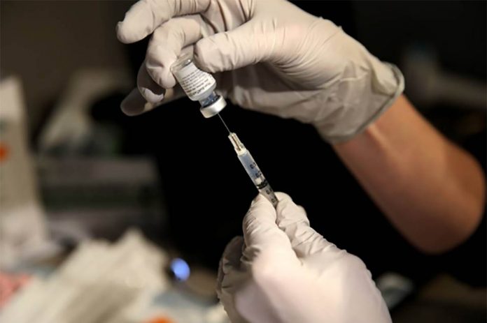 A pharmacy manager prepares a dose of the Pfizer-BioNTech COVID-19 vaccine at Massachusetts General Hospital in Boston, Massachusetts, United States on Dec. 16, 2020. CRAIG F. WALKER, POOL/REUTERS