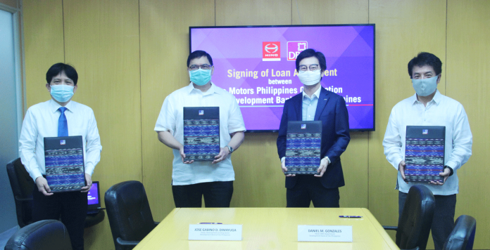 Shown in photo (2nd and 3rd from left, respectively) are DBP Executive Vice President Jose Gabino D. Dimayuga and Hino Motors Philippines Corporation President Mitsuharu Tabata during the signing of the loan agreement between DBP and HMPC. They were joined by DBP First Vice President Daniel Gonzales (left) and HMPC Treasurer Susumu Myokan (right).