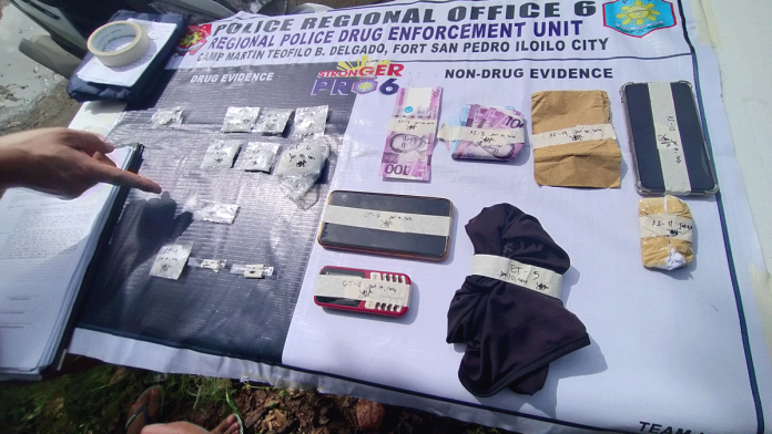 Efren Tugado, Ace Dale Segura and June Fedilla yielded these sachets of suspected shabu during an entrapment operation in Barangay Sto. Niño Sur, Arevalo, Iloilo City on Jan. 10. IAN PAUL CORDERO/PN BUSTED