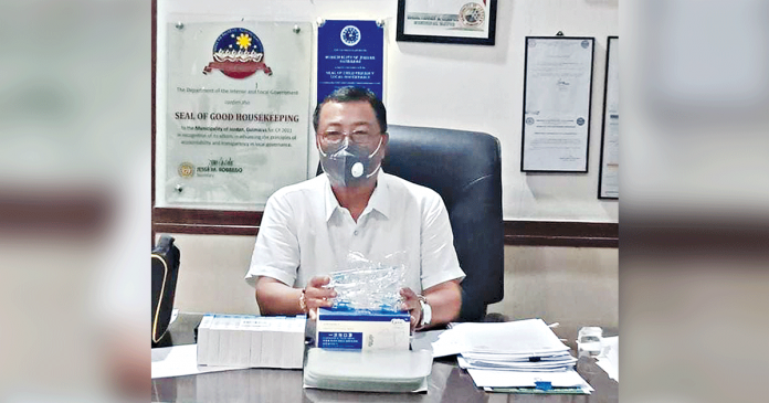 Mayor Ruben Corpuz of Jordan, Guimaras has ordered a thorough tracing of possible close contacts of a pharmacy staff who tested positive for coronavirus disease.