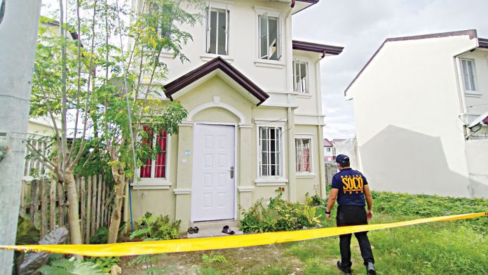 Scene of the crime operatives cordon the front portion of John Michael Brigoli’s house in Barangay Aganan, Pavia, Iloilo on Saturday. Brigoli was believed to have committed suicide. His body was already in the state of decomposition when found by authorities. IAN PAUL CORDERO/PN