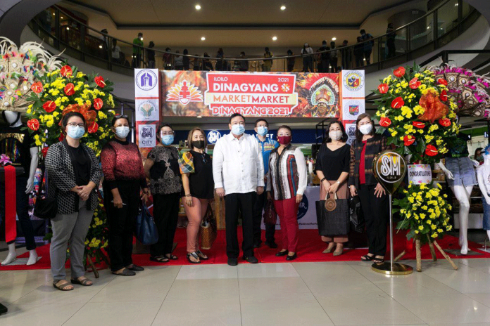 Iloilo City Mayor Jerry P. Treñas leads the official opening of the Iloilo 2021 Dinagyang Market Market! Last January 18 at the main mall Event Center of SM City Iloilo. Organized by the Philippine Chamber of Commerce and Industry- Iloilo Chapter, the event aims to support local businesses, especially the MSMEs in these challenging times.