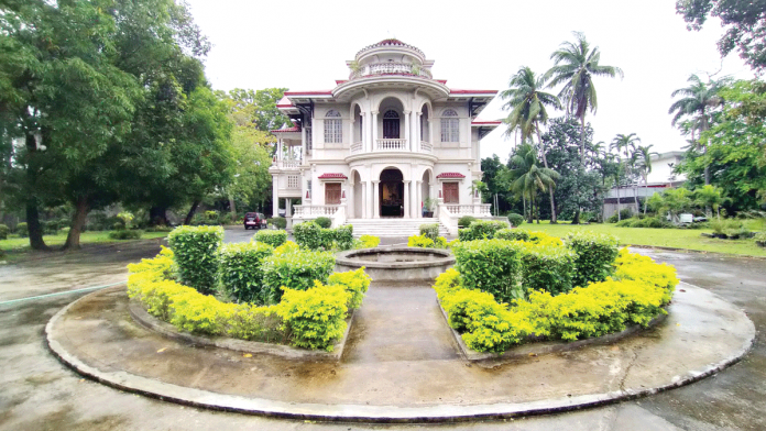 REMNANT OF THE PAST. The Molo Mansion is a reminder of the glorious days of the Yusay-Consing clan. Its graceful arches, high ceilings, and its wood carvings show luxury and magnificence.