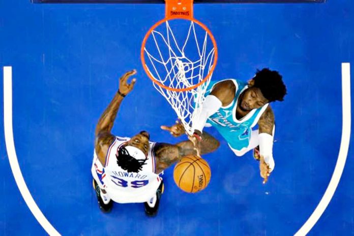 Philadelphia 76ers’ Dwight Howard fights for the rebound with Charlotte Hornets’ Jalen McDaniel. AP PHOTO