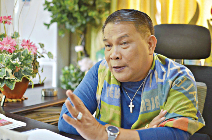 “Indi gid ako ya magtigbaliw,” says Mayor Geefre “Calay” Alonsabe, the openly gay chief executive of Alimodian, Iloilo. IAN PAUL CORDERO/PN