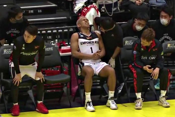 Ilonggo Ferdinand “Thirdy” Ravena III of San-En NeoPhoenix is being treated at the bench after sustaining a finger injury. SCREENGRAB