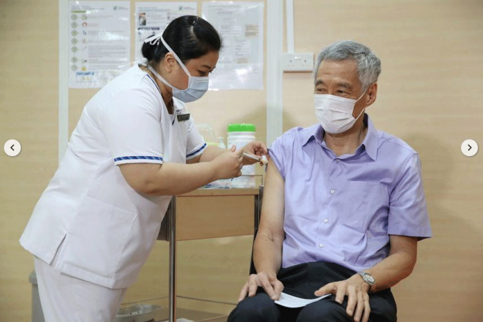 Prime Minister Lee Hsien Loong receives the COVID-19 vaccine at Singapore General Hospital on Jan 8, 2021. MINISTRY OF COMMUNICATIONS AND INFORMATION