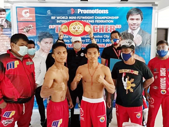 Pedro Taduran (right) looks to defend his IBF world minimumweight championship when he faces fellow Filipino fighter Rey Mark Cuarto (left) on Saturday in General Santos City. ART MONIS