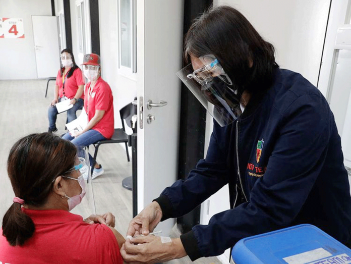 A health worker is ready to inject the female volunteer during the coronavirus virus disease 2019 vaccination dry run in Taguig City. The country’s vaccination program will start on Feb. 15 with health workers as first recipients. AP