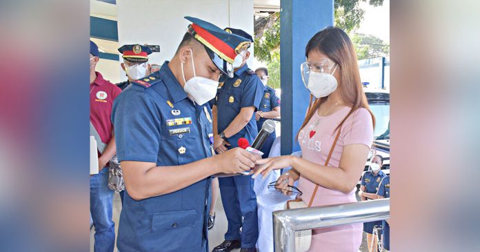 Police Captain Paul Vincent Pendon puts a ring on her girlfriend’s finger after the latter’s “yes.” PRO-6