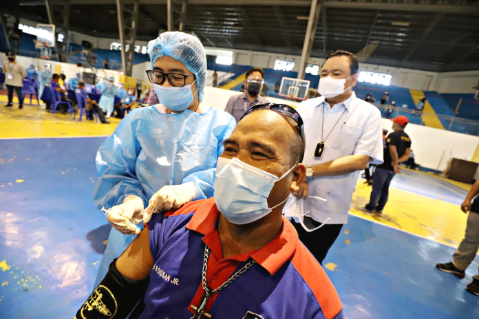 Iloilo City’s Mayor Jerry Treñas observes a medical staff administering a “coronavirus vaccine” to a transportation worker during a vaccination simulation exercise. The mayor announced he is willing to get the first shot of the coronavirus vaccine. ARNOLD ALMACEN/CMO