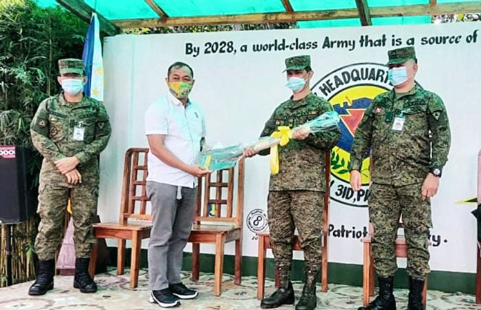 The Philippine Army’s 3rd Infantry Division based in Jamindan, Capiz receives from Jonifer Frades, Department of Agriculture Region 6’s focal person for High-Value Crops Development Program, a spade that represents the farm implements turned over by the agency to the soldiers to promote high-value crops farming inside Camp Macario Peralta. DA-6 PHOTO