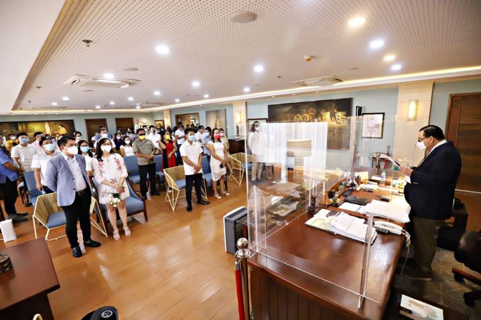 PANDEMIC COUPLES Iloilo City’s Mayor Jerry Treñas (right) officiates the civil wedding rites at the Iloilo City Hall. From February 2020 until Feb. 9 this year, a total 248 couples tied the knot amid the coronavirus pandemic. ILOILO CITY GOVERNMENT