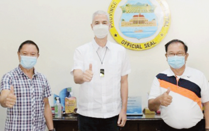 Negros Occidental’s Gov. Eugenio Jose Lacson (center) and Provincial Agriculturist Japhet Masculino (left) welcome Secretary Emmanuel Piñol (right), chairperson of Mindano Development Authority, at the Provincial Capitol in Bacolod City. The province and MinDA are set to sign a technical cooperation agreement for the sharing of farm technologies. PIO NEGROS OCCIDENTAL