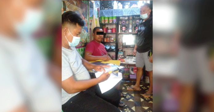 Murder suspect Niel Paller of San Remigio, Antique (center) offered no resistance when arrested by undercover policemen in Bacoor, Cavite on March 18, 2021. PRO-6 PHOTO