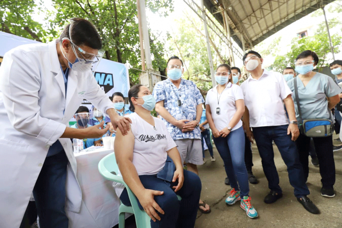 Iloilo City started inoculating its frontline health workers. Some 610 doses of CoronaVac vaccines were given to city medical frontliners and the Quarantine Facility Management team. ARNOLD ALMACEN/CMO