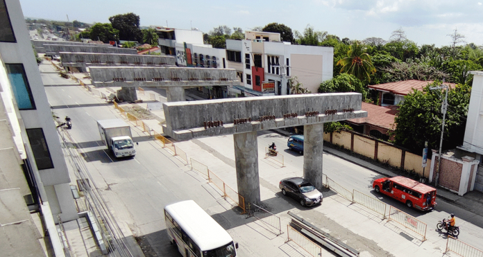 At 7 a.m. to 5 p.m. starting today until March 21, public works personnel will be busy installing the first set of girders on this 453.70-meter long flyover in Barangay Ungka II, Pavia, Iloilo. There will be a temporary road closure yet again, prompting vehicles to take alternate routes. JIRO SHEEN EMELIO/PN