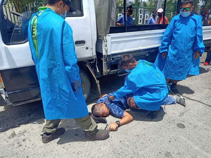 The dead Jail Senior Inspector Andrew Larupay still tightly grips his gun. He was shot by Philippine Army soldiers in Barangay Bolong Oeste, Santa Barbara, Iloilo following a traffic altercation. PANAY EMERGENCY GROUP