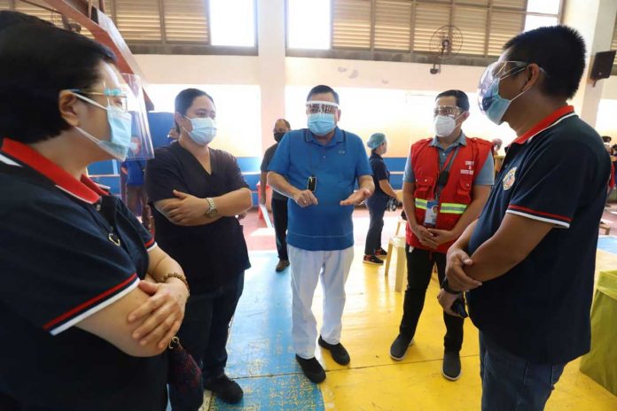 Mayor Jerry Treñas (center) talks to Iloilo City health personnel and officials during the city’s second coronavirus vaccination simulation at the Ateneo de Iloilo gymnasium in Mandurriao district. The mayor says the education campaign on vaccination continues as many Ilonggos are still apprehensive of getting the anti-coronavirus shots. ARNOL ALMACEN/CMO