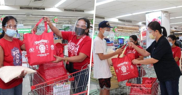 GT Foundation, Inc. and Metrobank Foundation, Inc. kept the tradition of gift-giving alive with Bags of Blessing even amid the pandemic. In the photos are beneficiaries receiving their food packages at supermarket in the City of Manila which served as one of the distribution sites in NCR.