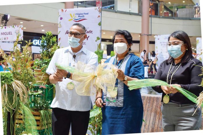 Department of Agriculture Western Visayas' Regional Executive Director Remelyn Recoter (center) and Iloilo City’s Agriculturist Inigo Garingalo (left) grace the opening of the one-week trade fair to mark the 2021 Filipino Food Month Celebration at Robinsons’ Place Iloilo. DA-WESTERN VISAYAS