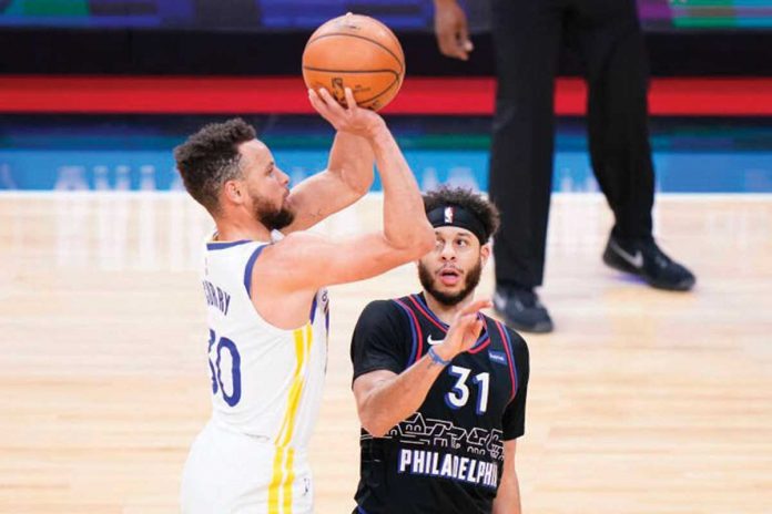 Golden State Warrior’s Stephen Curry (left) shoots for a basket against Philadelphia 76ers’ Seth Curry (right) during their NBA basketball game at Wells Fargo Center in Philadelphia, Pennsylvania on Monday. AP PHOTO