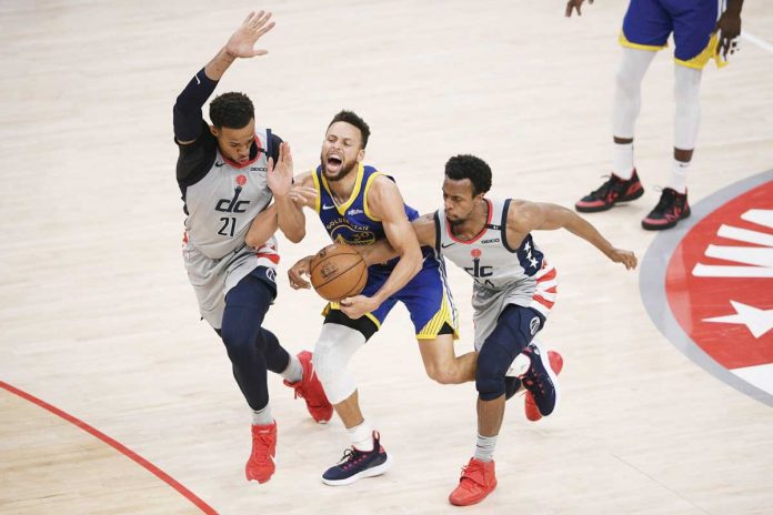 Washington Wizards’ Daniel Gafford (left) and Ish Smith (right) tries to seize the ball against Golden State Warriors’ Stephen Curry (center). NICK WASS/AP