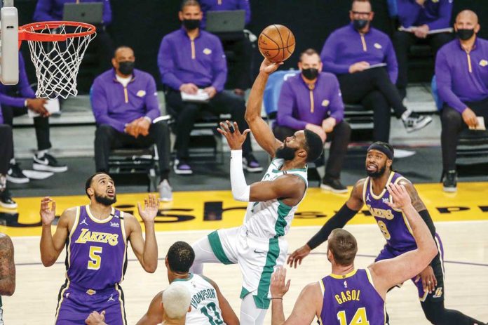 Boston Celtic’s Jaylen Brown (7) goes for a basket against Los Angeles Lakers during the first half of their NBA match on Thursday in Los Angeles. Boston dominated the game over Los Angeles, 121-113. AP PHOTO/RINGO H.W. CHIU