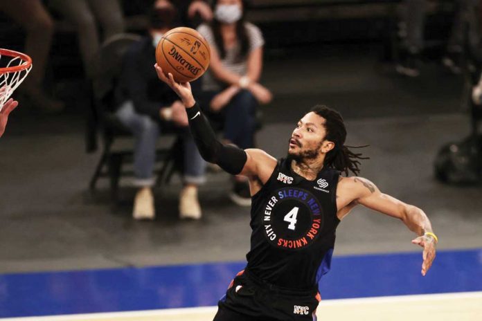 New York Knicks’ Derrick Rose drives to the basket against New Orleans Pelicans during the second half of their NBA game on Sunday at Madison Square in New York. ADAM HUNGER/AP