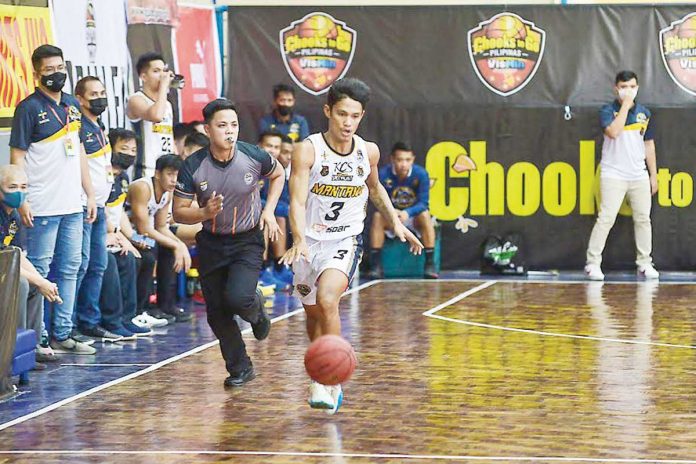 Mandaue’s Steve Castro dribbles the ball during their basketball game versus Tabogon on Wednesday, April 28, in Cebu. PILIPINAS VISMIN SUPER CUP