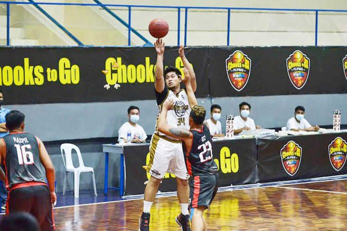 Siquijor Mystics’ Ryan Buenafe attempts a basket against Dumaguete Warriors’ Ronald Roy during the 2021 Chooks-to-Go Pilipinas VisMin Super Cup on Saturday night. PILIPINAS VISMIN SUPER CUP