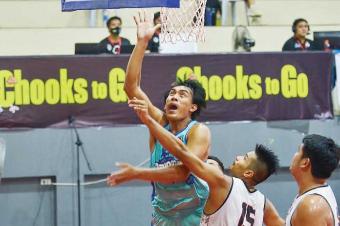 Tubigon Bohol Mariners’ Narciso Llagas goes for an inside hit to score against Tabogon Voyagers on Saturday during their game in the Chooks-to-Go Pilipinas VisMin Super Cup in Cebu. PILIPINAS VISMIN SUPER CUP