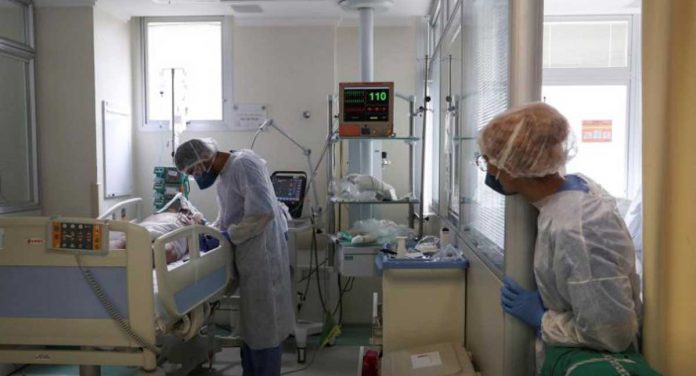 A health worker treats a coronavirus disease 2019 positive patient at a hospital in Sao Paulo, Brazil. For the first time, the country logged more than 4,000 deaths caused by the virus in just 24 hours. REUTERS/AMANDA PEROBELLI