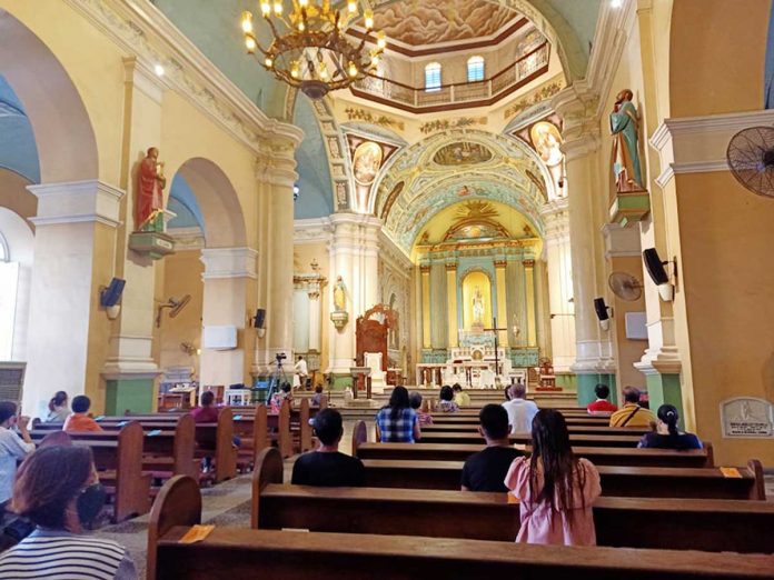 churches-take-a-stand-on-pews-replacing-them-with-chairs-wsj