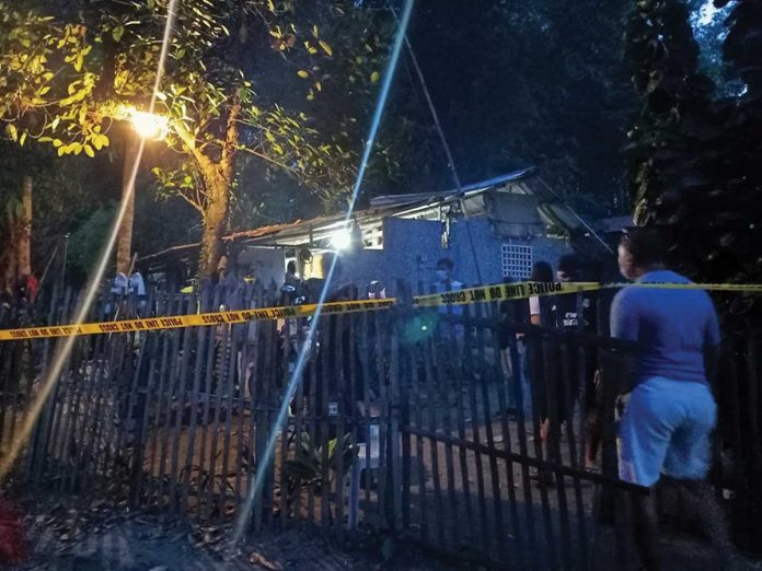 Police cordon the area where an ex-convict was killed in a shootout with police officers in Sitio Cantil, Barangay Damires, Janiuay, Iloilo yesterday. RUBY SILUBRICO/PN