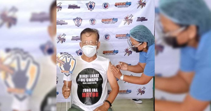 Mayor Julie Pacificador (top photo) of Hamtic, Antique receives his first dose of CoronaVac vaccine against coronavirus disease 2019. He hopes his example would encourage more people in his town to also have themselves inoculated. PHOTOS FROM FACEBOOK PAGE OF MAYOR PACIFICADOR