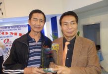 Former Panay News editor-in-chief and now columnist Herbert Vego is holding an award with Panay News late founder Daniel Fajardo. PN FILE PHOTO