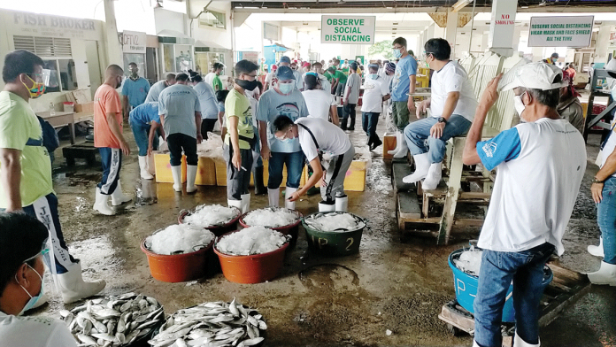 Residents flock the Iloilo Fish Port Complex in Iloilo City to buy seafoods. The Philippine Statistics Authority attributed last month’s easing inflation rate to deceleration in prices of food and non-alcoholic beverages, particularly vegetables, fruits, and fish. PANAY NEWS PHOTO