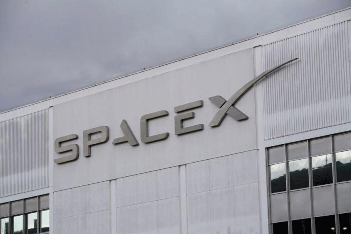 Nasa chooses SpaceX to build Moon lander