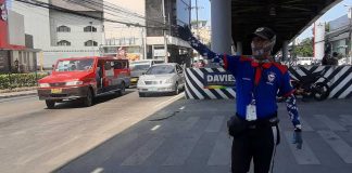 A traffic enforcer directs the flow of vehicles and pedestrians in Molo, Iloilo City. The city will now fully compensate traffic auxiliaries for their 26 days of duty every month. However, some of them will be retrenched. JAPHET FAJARDO/PN