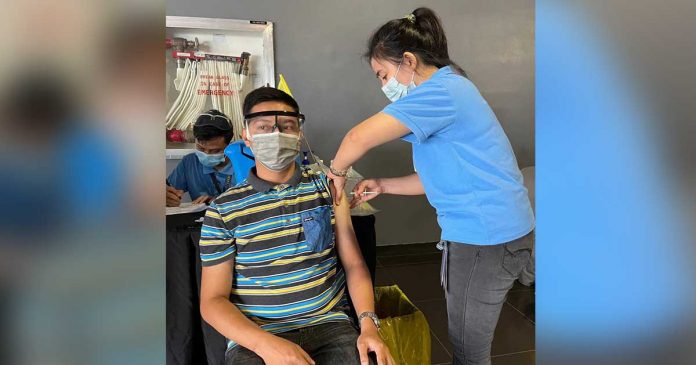 A healthcare worker administers a vaccine against coronavirus disease 2019 to a man in SM City Iloilo. Recently, the House Bill No. 9252 was filed to make COVID vaccination mandatory but Palace says it finds no reason to make it compulsory. JERRY TREÑAS/FACEBOOK