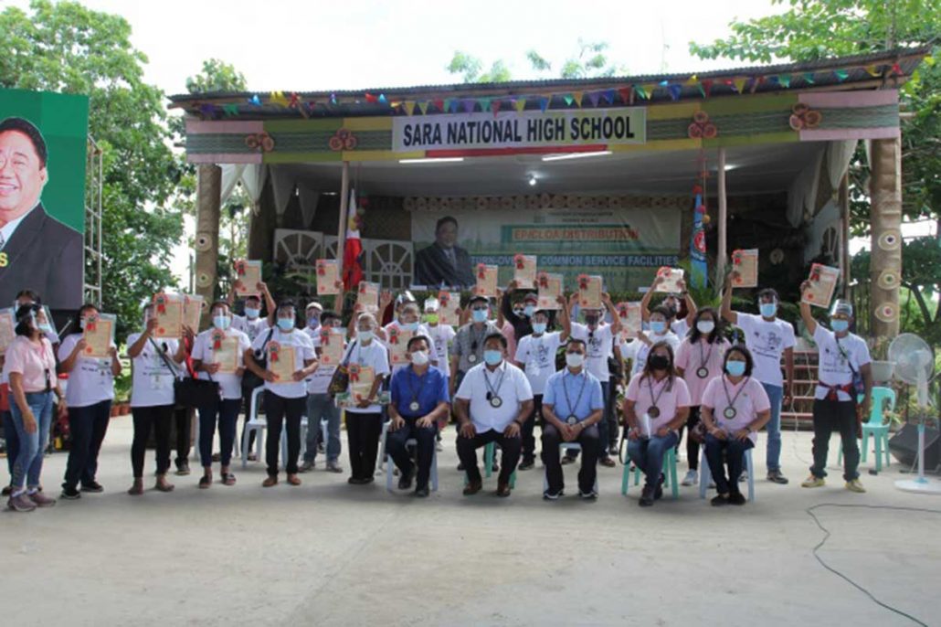 Western Visayas ARBs receive EP/CLOA titles