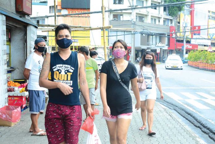 To avoid the transmission of coronavirus disease 2019, people wear facemasks while strolling on the street in Iloilo City. On Wednesday, President Rodrigo Duterte has ordered the police to arrest those who are not wearing facemasks in public places. PN FILE PHOTO.