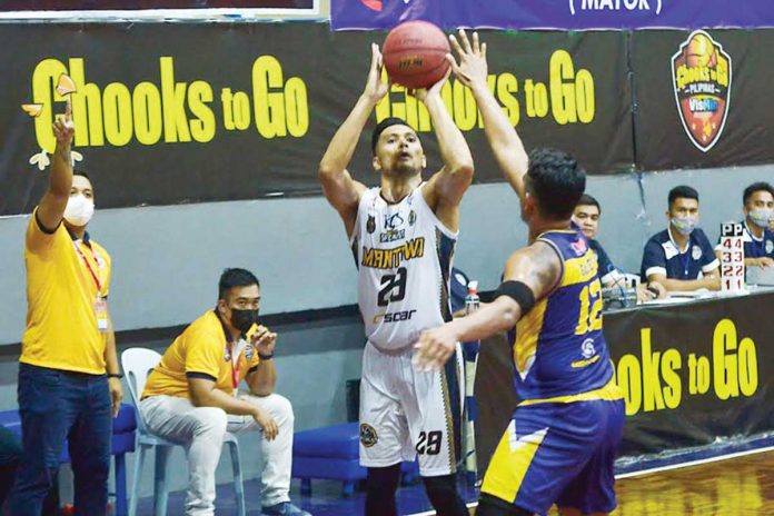 Gryann Mendoza of KCS Computer Specialist-Mandaue shoots past ARQ Builders Lapu-Lapu City’s defender during the do-or-die semifinals of the 2021 Chooks-to-Go Pilipinas VisMin Super Cup on Wednesday in Cebu. CHOOKS-TO-GO PILIPINAS