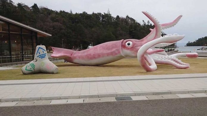 This giant squid statue in Noto, Ishikawa Prefecture was built using coronavirus disease 2019 subsidies given by the Japanese government. YOUTUBE@THETONARINOPOTI/SOCIAL MEDIA VIA REUTERS