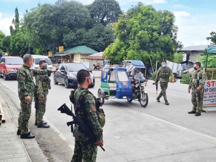 CHECKPOINT. Police officers man a checkpoint at the entrance of Barangay Bito-on, Jaro, Iloilo City. Starting today, only essential travelers are allowed to enter the city as part of the city government’s preemptive measures against coronavirus disease 2019. ICPO